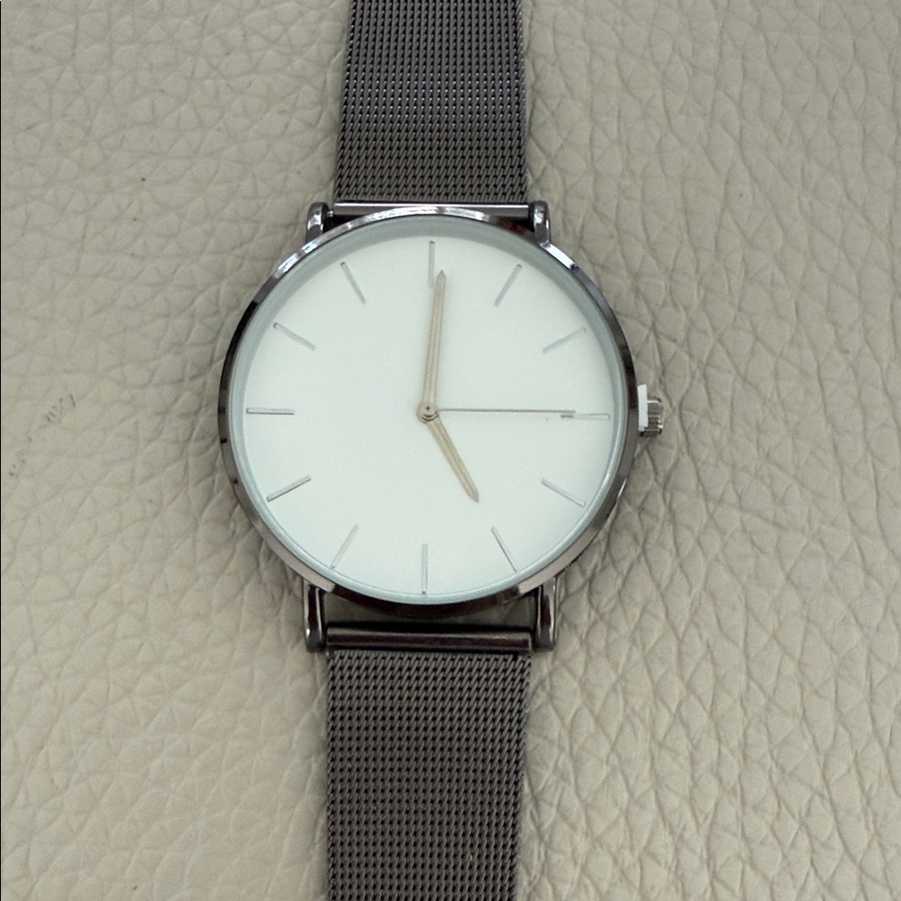 Minimalist Silver Watch with White Dial